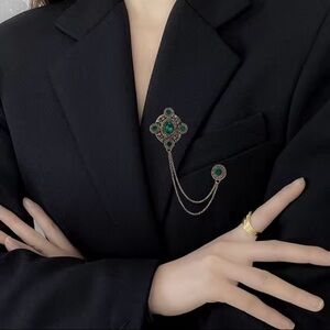 Vintage Emerald Brooch Pin with Chain – Elegant Green Crystal Statement Jewelry